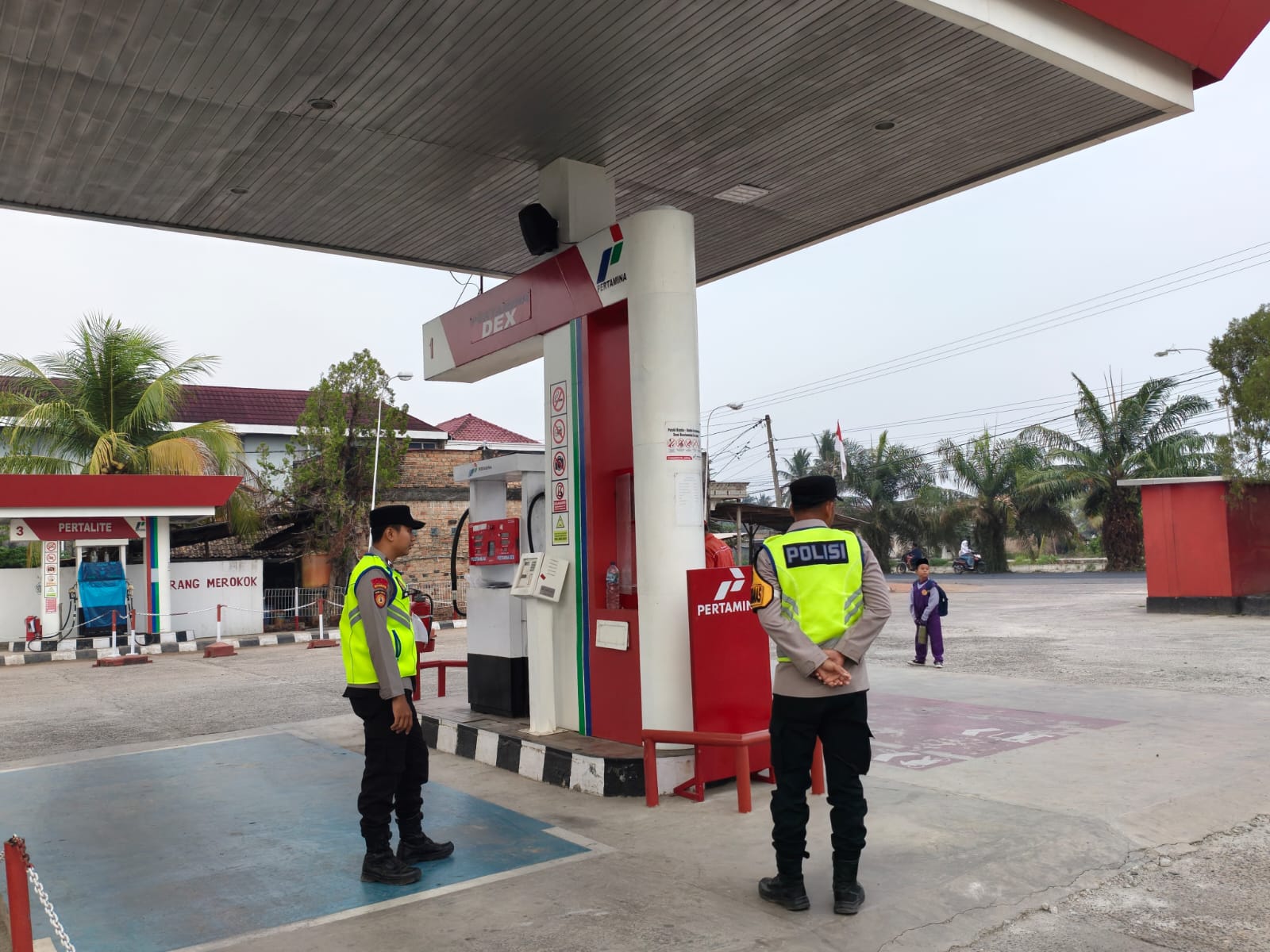 Antisipasi Panic Buying, Polsek Belitang I Gelar Patroli dan Cooling System di SPBU BK 9
