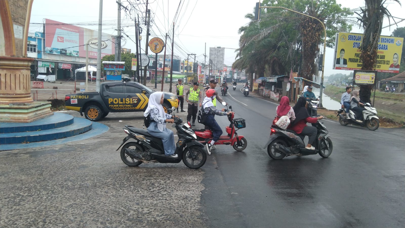 Hadir Pagi Hari Jaga Keselamatan Pengendara, Personil Polsek Belitang I Kawal Kelancaran Lalu Lintas di Titik Rawan
