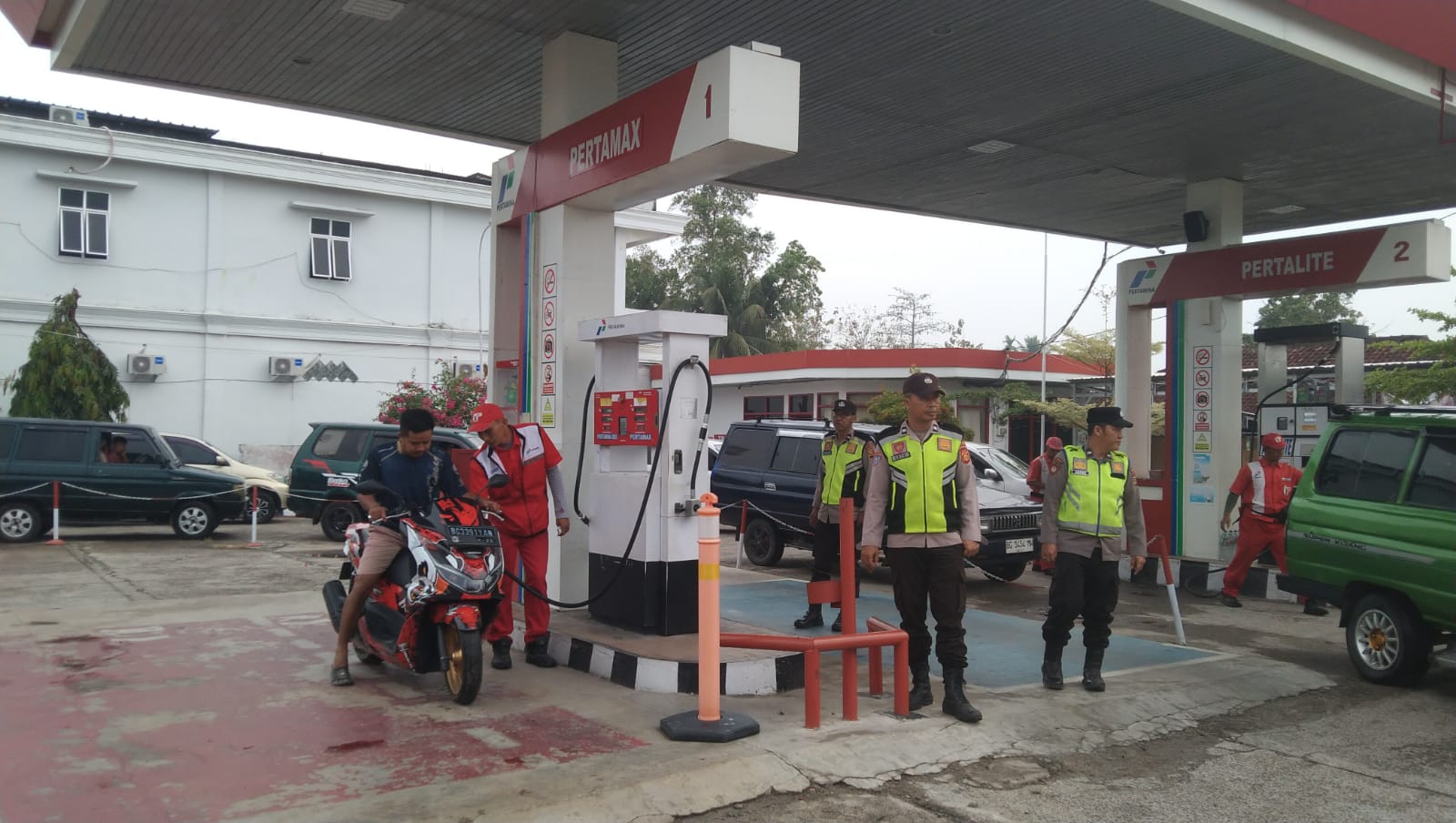 Jaga Kelancaran Pasokan dan Cegah Panic Buying, Polsek Belitang I Bersiaga dalam Patroli Cooling System BBM Pagi Hari