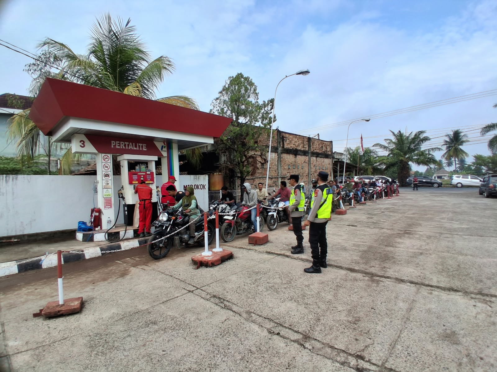 Antisipasi Panic Buying dan Jaga Stabilitas Stok BBM, Polsek Belitang I Gelar Patroli dan Cooling System di SPBU