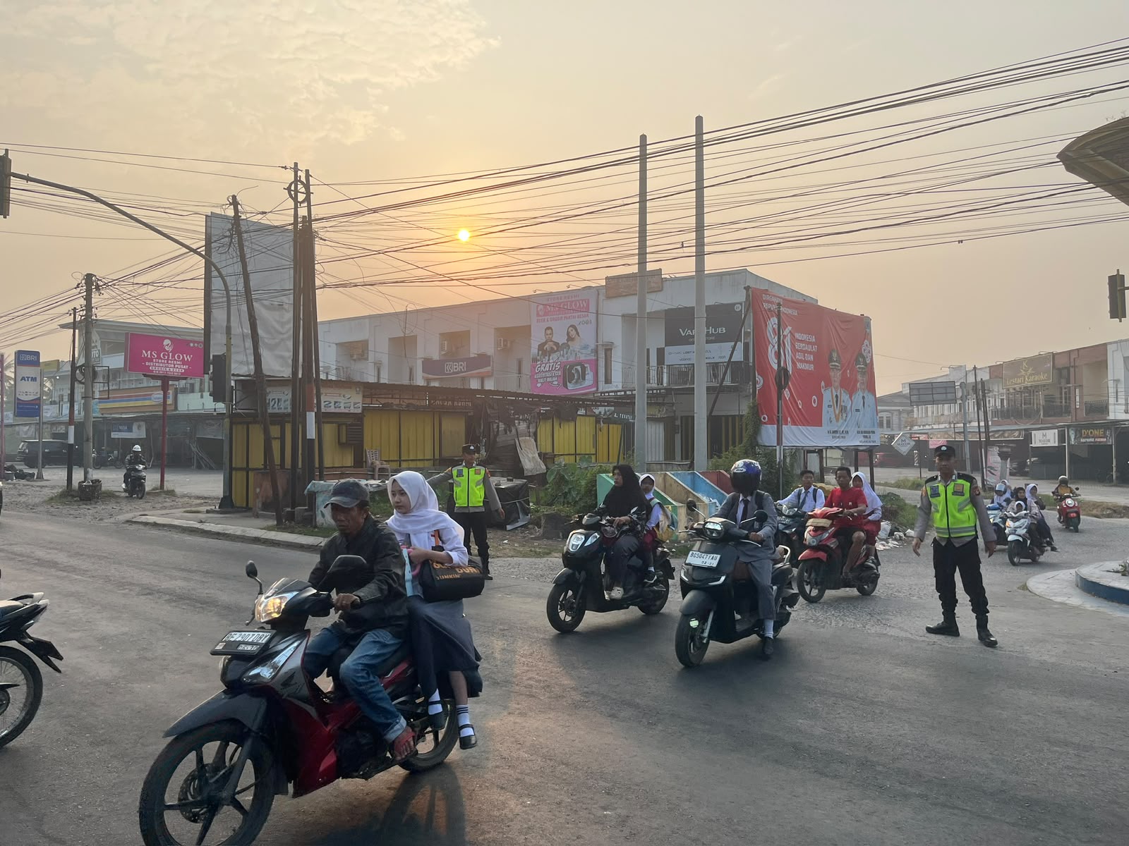 Polsek Belitang I laksanakan Pelayanan Pagi Hari di Titik Persimpangan Padat Aktivitas