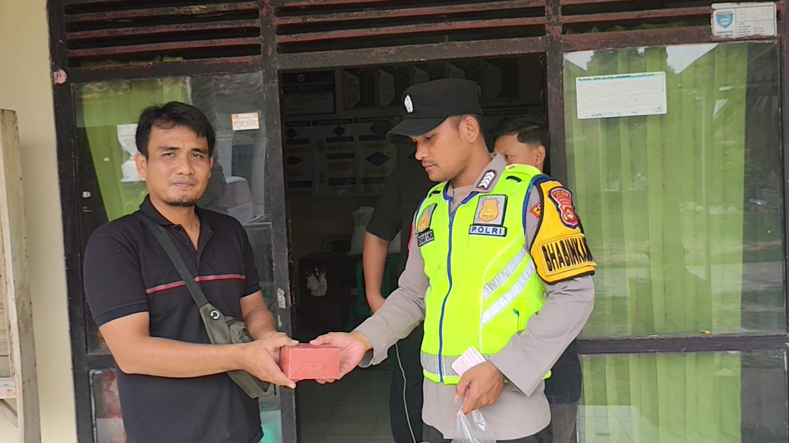 Aksi Kepedulian Sosial Personel Polsek Belitang I di Tengah Masyarakat