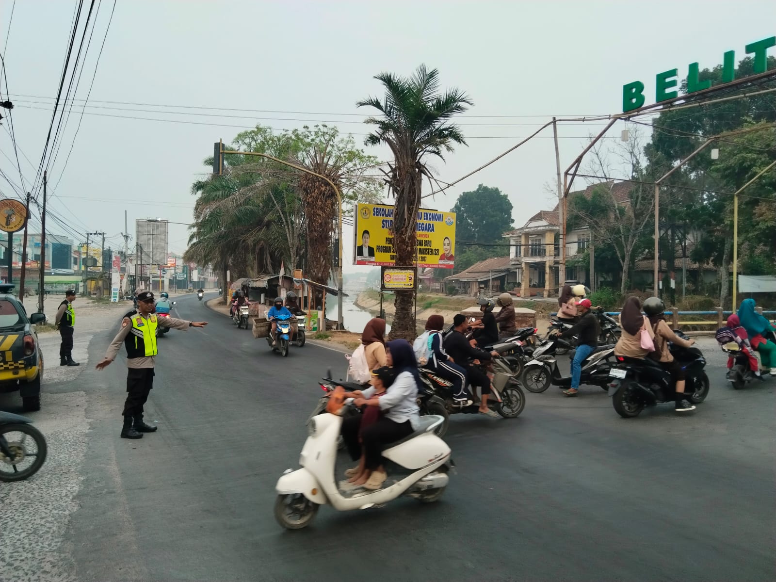 Sapa Pagi Pengguna Jalan, Polsek Belitang I Siagakan Personel Siapkan Arus Lalu Lintas Aman
