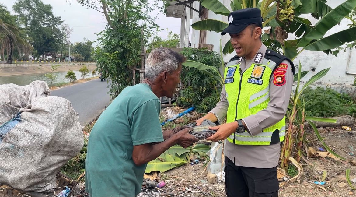 Polsek Belitang I Gelar Aksi Sosial, Bagikan Sedekah untuk Pererat Silahturahmi dengan Warga