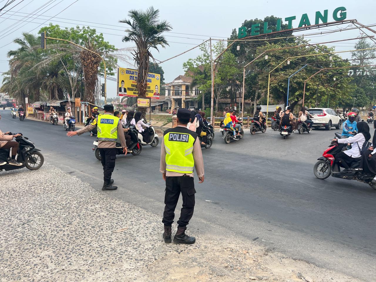 Polsek Belitang I Gelar Pengaturan Strong Point Pagi, Pastikan Arus Lalu Lintas Aman dan Lancar