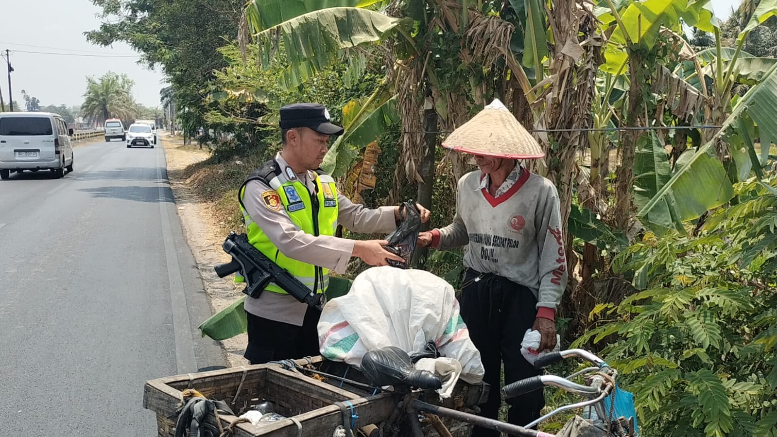 Wujud Kepedulian Sosial, Personel Polsek Belitang I Gelar Kegiatan Sedekah dan Berbagi Kepada Masyarakat