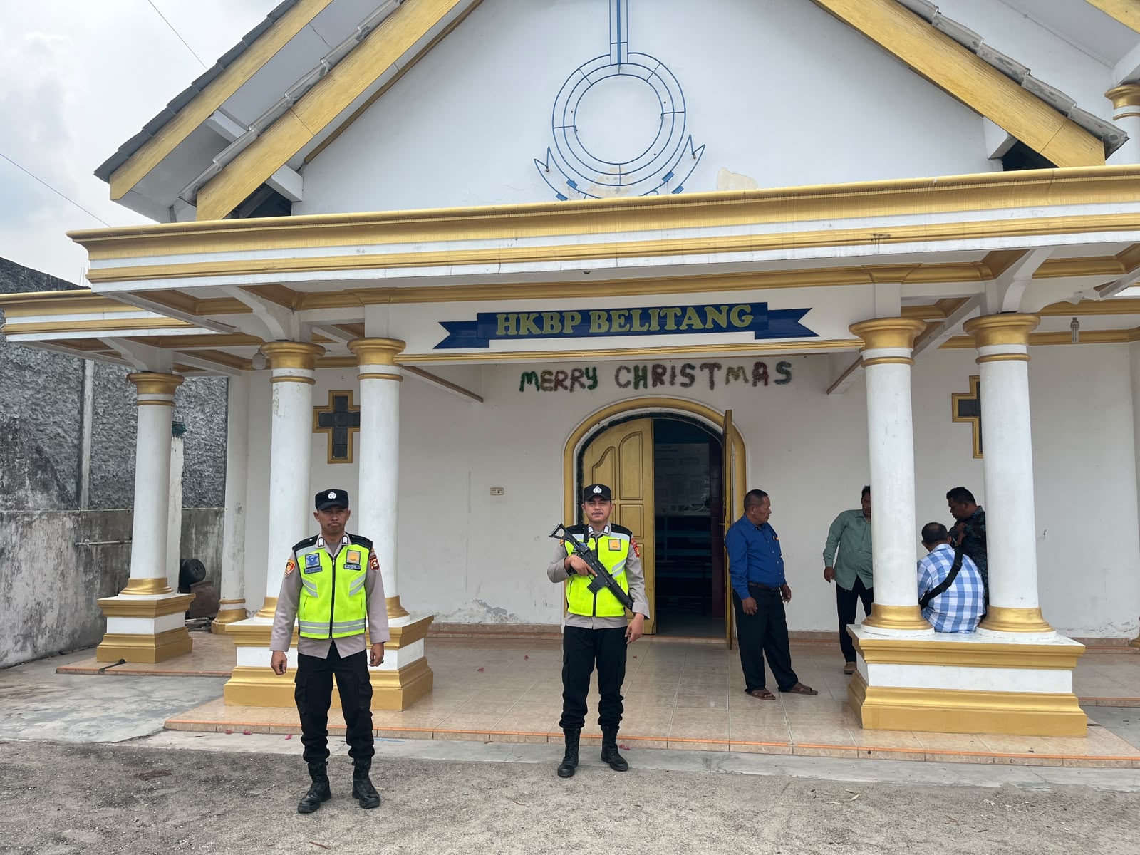 Pastikan Ibadah Berlangsung Khidmat, Personel Polsek Belitang I Kawal Kegiatan ‘Minggu Kasih’ di Gereja HKBP Bedilan