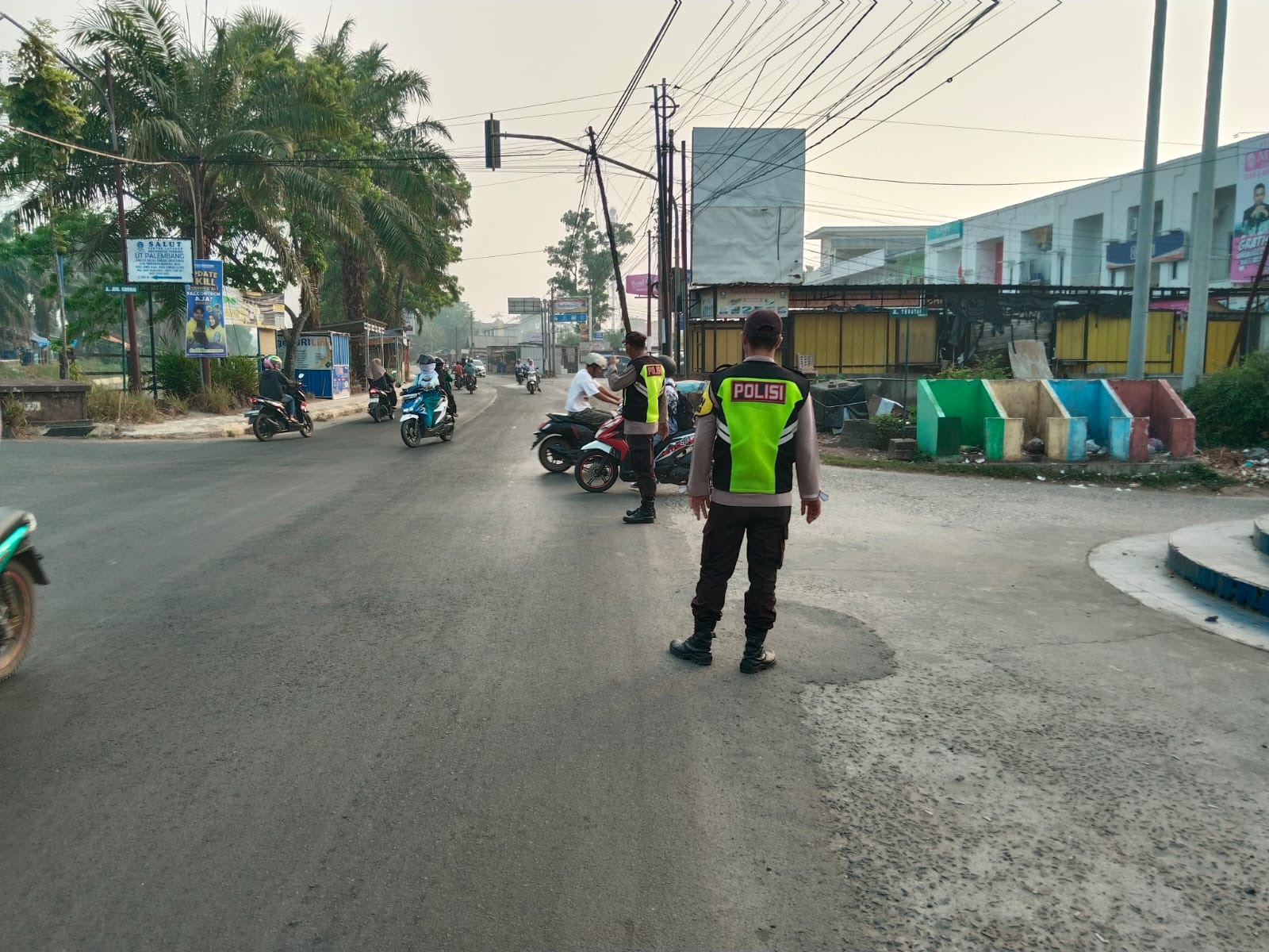 Bantu Kelancaran Aktivitas Pagi Warga, Personel Polsek Belitang I Siagakan Strong Point di Persimpangan Padat
