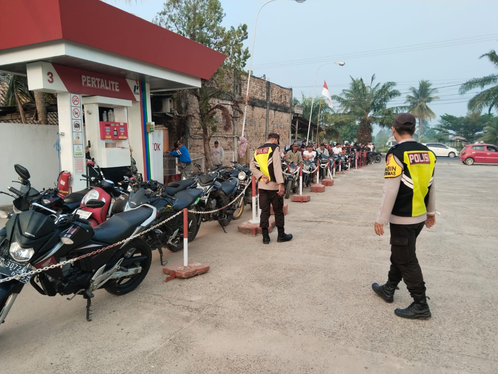 Polsek Belitang I Turun Ke Jalan, Pastikan Stok BBM Aman dan Cegah Panic Buying di SPBU BK 9