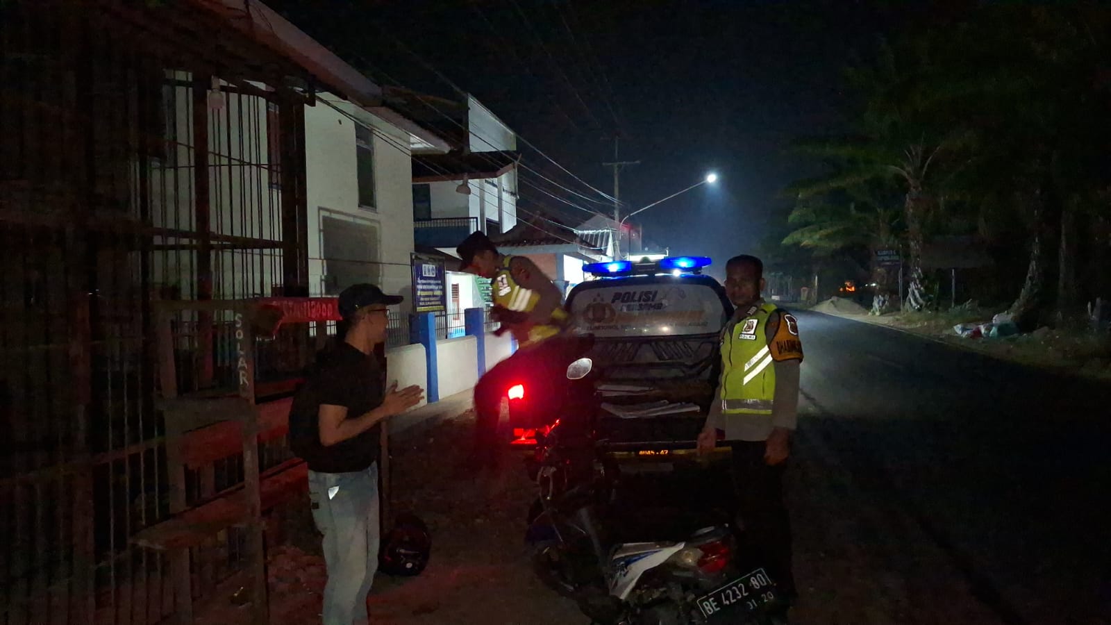 Respon Cepat Layanan Call Center 110, Polsek Belitang I Bantu Warga yang Mengalami Motor Mogok di Pagi Malam