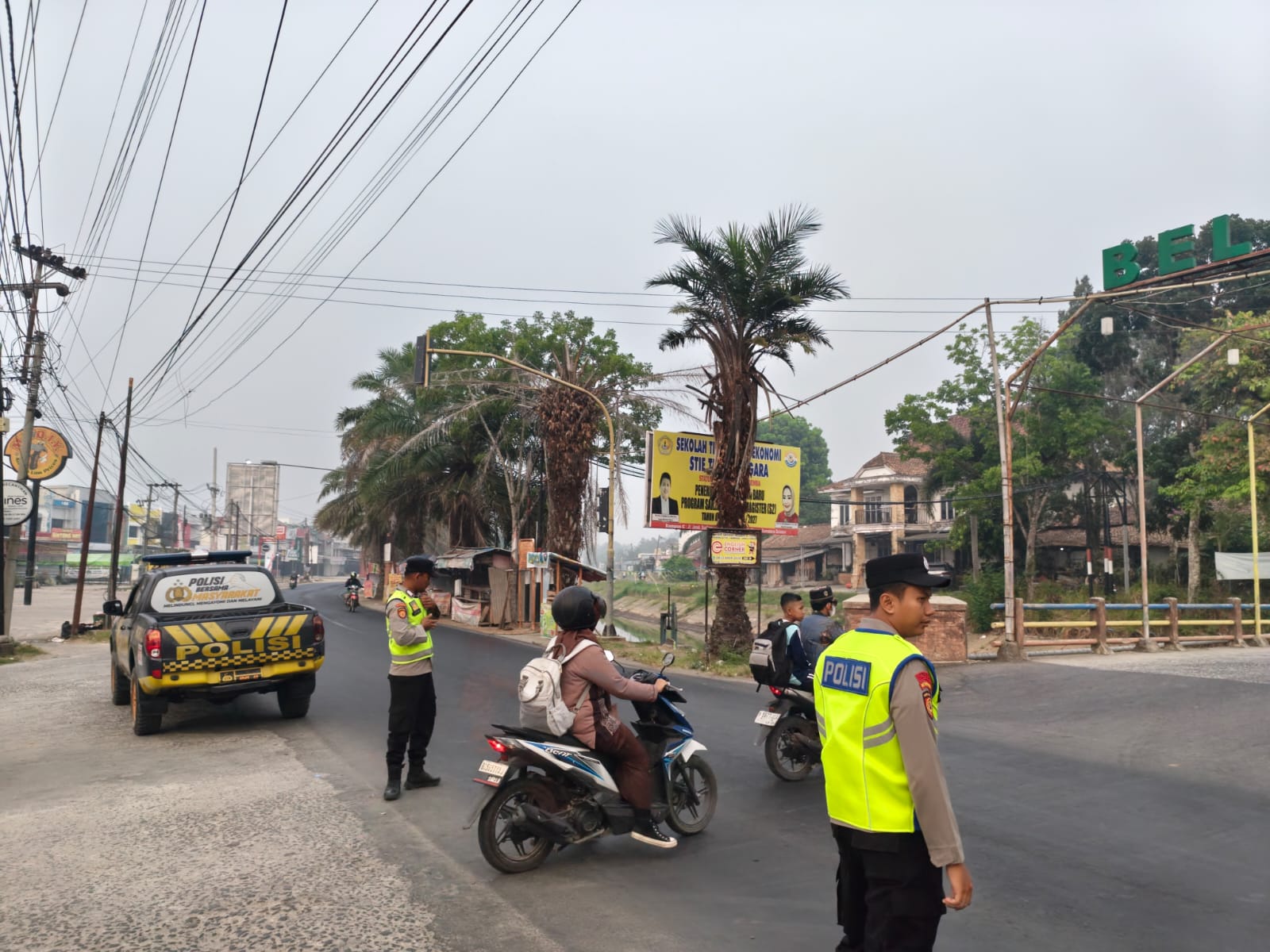 Sapa Warga di Pagi Hari, Personel Polsek Belitang I Gelar Strong Point Pengaturan Lalu Lintas
