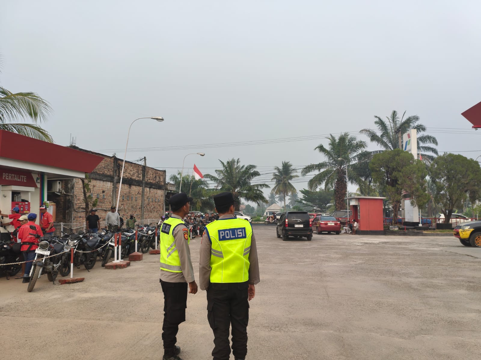 Antisipasi Panic Buying, Polsek Belitang I Gelar Patroli dan Cooling System di SPBU Mojosari