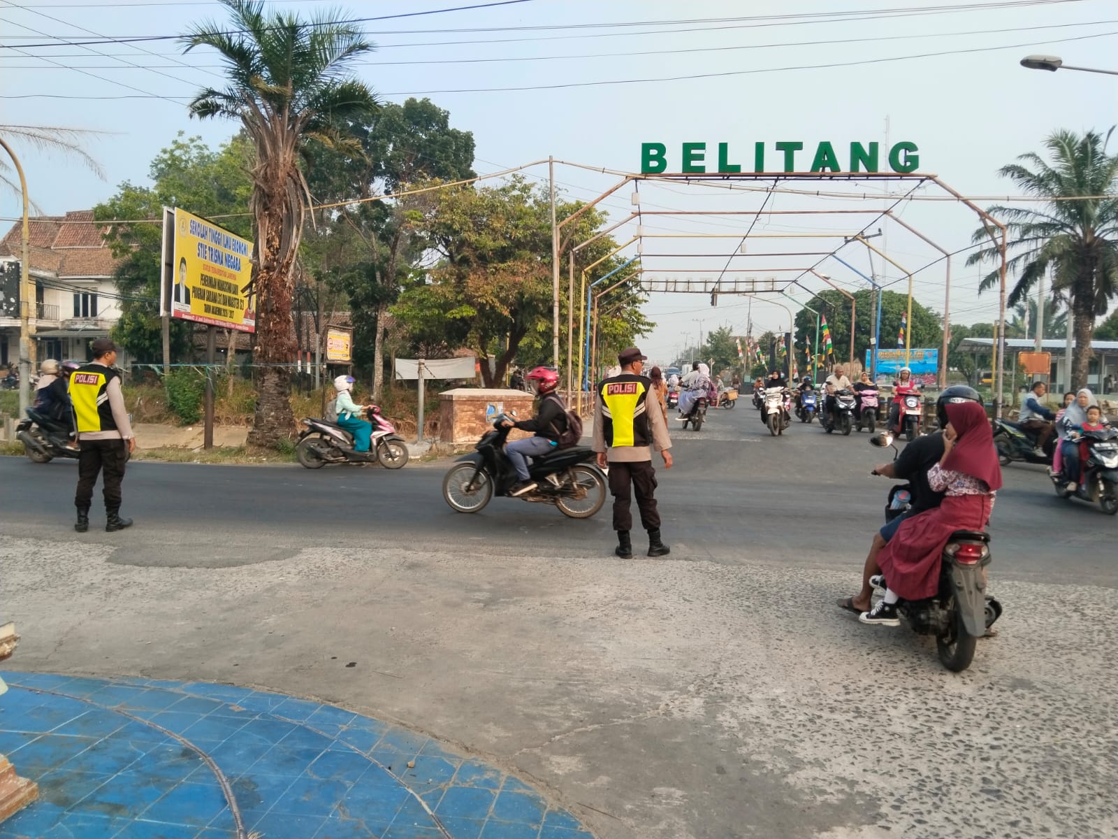 Sambut Aktivitas Pagi Warga, Polsek Belitang I Gelar Pengaturan Strong Point di Persimpangan Padat
